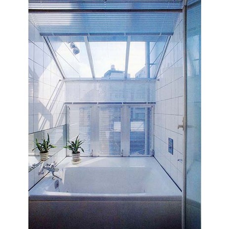 物干を兼ねた浴室、光たっぷりジャグジーで