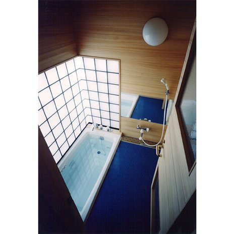 浴室の床は藍をイメージした結晶化ガラス