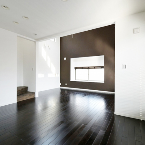 ブラウンの壁で床との一体感を演出