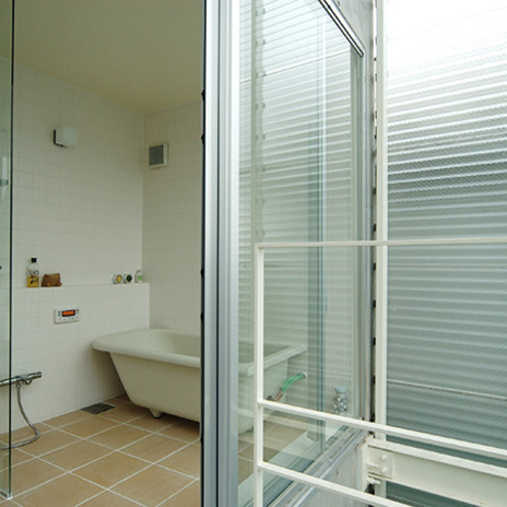 ガラス扉の明るいバスルーム