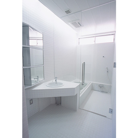 白で統一された浴室空間