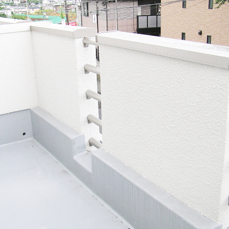 外壁に隙間を空ける事で閉塞感を和らげたサイドバルコニー