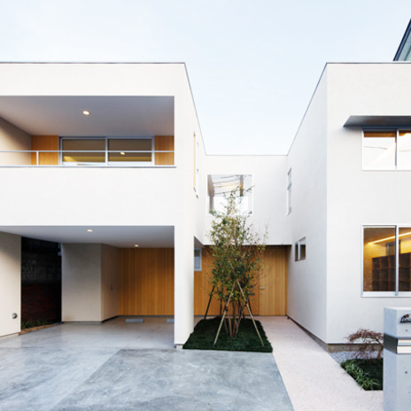 四角いフォルムと木のハーモニーが際立つ外観