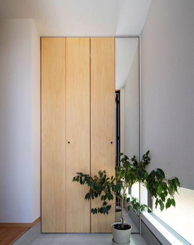 玄関土間。姿見を兼ねた製作建具。