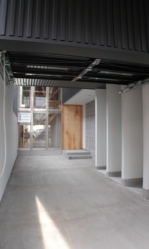 雪の季節も使い勝手の良い広いピロティ