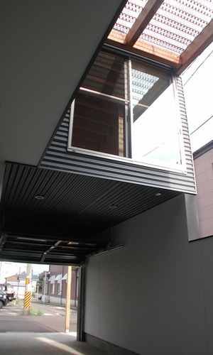 光庭から望む宙に浮かぶような部屋