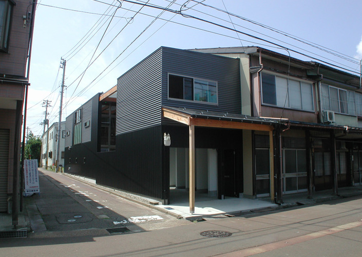 上越Mー細長い豪雪地の敷地で吹抜けと中庭をつくるー