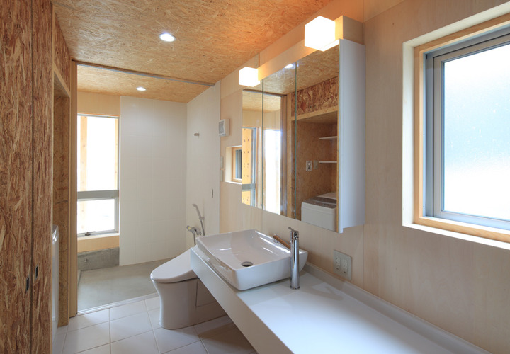 柔らかな光が差し込むトイレと洗面スペース