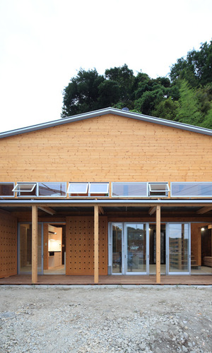 屋根の太陽光発電と光と風が抜ける窓で自然のエネルギーを取り込む家