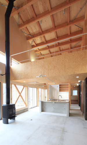 蓄熱式床暖房と薪ストーブで自然エネルギーを活用したLDK