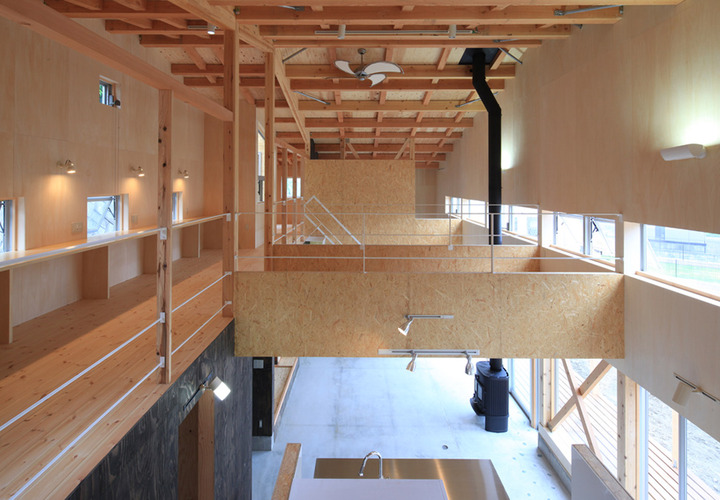 開放的な吹き抜けでリビングを中心に繋がる間取り