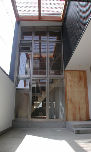 プライベートも気にならない開放的なガラスの玄関