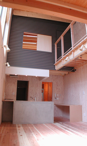 外装材を屋内に持ち込み外観と一体感を出した室内