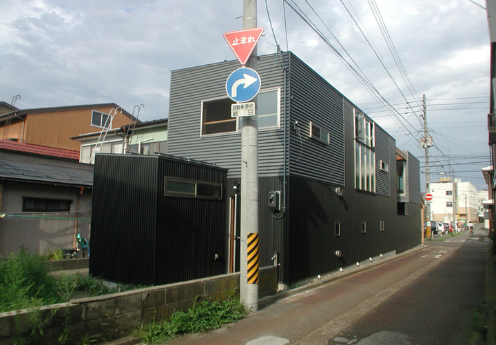 除雪の関係上敷地いっぱいに計画された建物