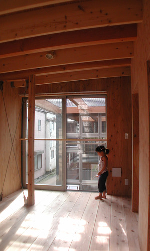 光庭を挟んで宙に浮いたような向かい合う部屋