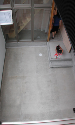 積雪の季節には子どもの遊び場にもなる土間エントランス