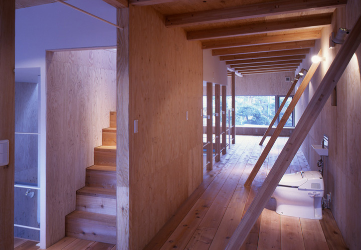 床壁天井と柔らかな風合いの木で仕上げられた2階から陽のあたる屋上へ続く階段