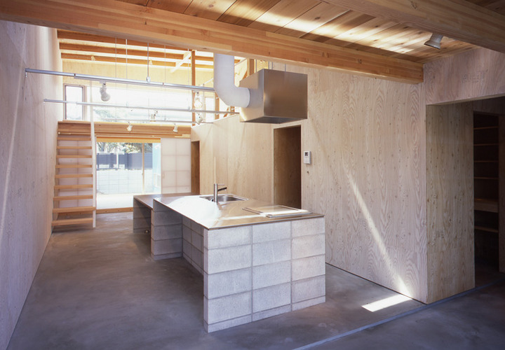 回廊のような2階といつでも繋がれるダイニングキッチン