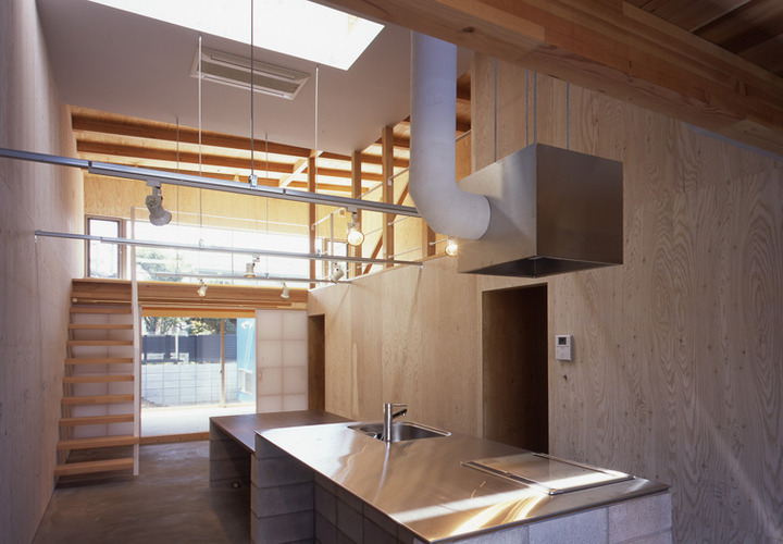 壁に囲まれたダイニングキッチンでもトップライトで自然でのびやかな明かり