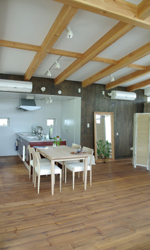 落ち着いた木目の壁面がアクセントのダイニングキッチン