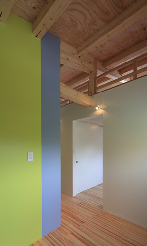 木質の天井と軽快なカラーリングの内壁