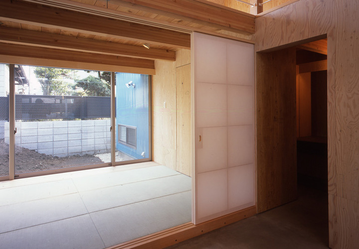 庭へ繋がる陽光降りそそぐ和室