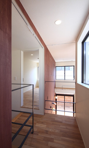 奥の部屋まで光が差し込む吹き抜け