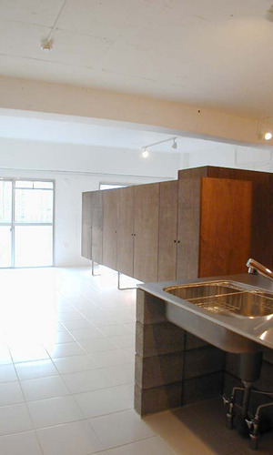 大型収納で部屋を仕切りどこにいても気配を感じられる