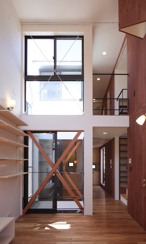 庭を挟んで様々な部屋がゆるやかに繋がる間取り