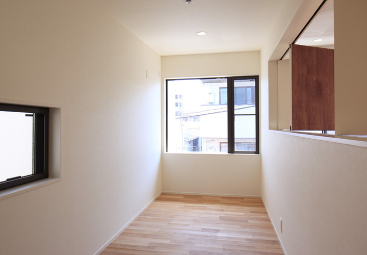 室内窓にもなる開閉式の壁面