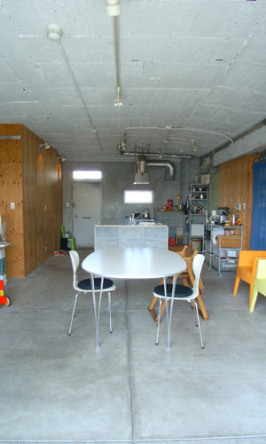 むき出しのコンクリート天井によく合う全面モルタルの土間床