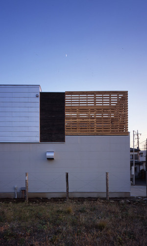 様々な仕上げが調和して楽しい表情を作り出す外観