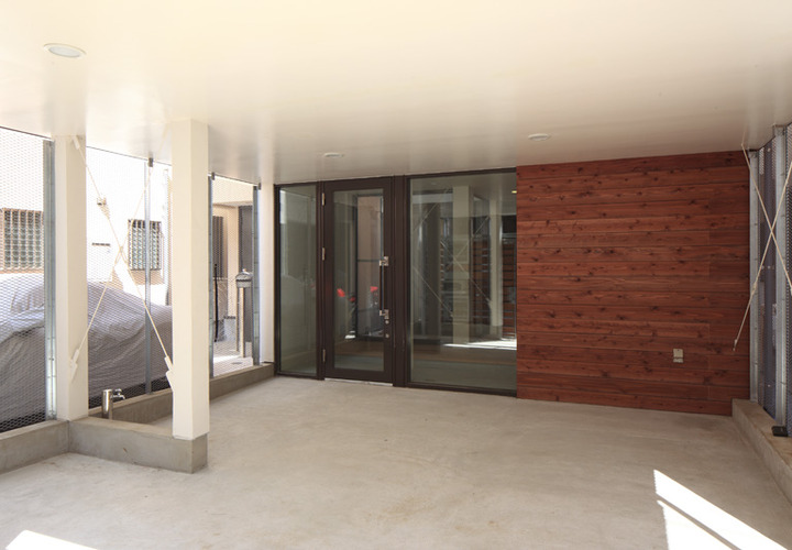 車や自転車いじりができる広いエントランス