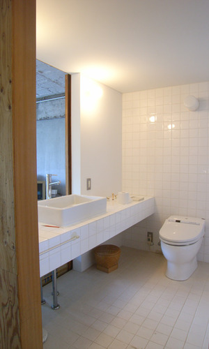 洗面の鏡は部屋を隔てる扉