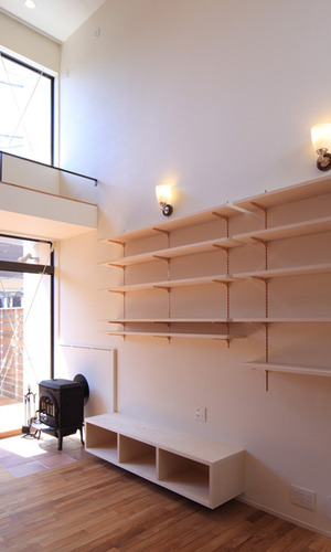 薪ストーブで休日に料理を楽しむリビング