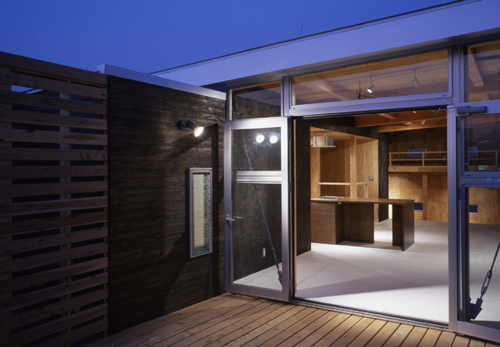 夜風にあたりながら夜空を見上げてリゾート気分を味わう