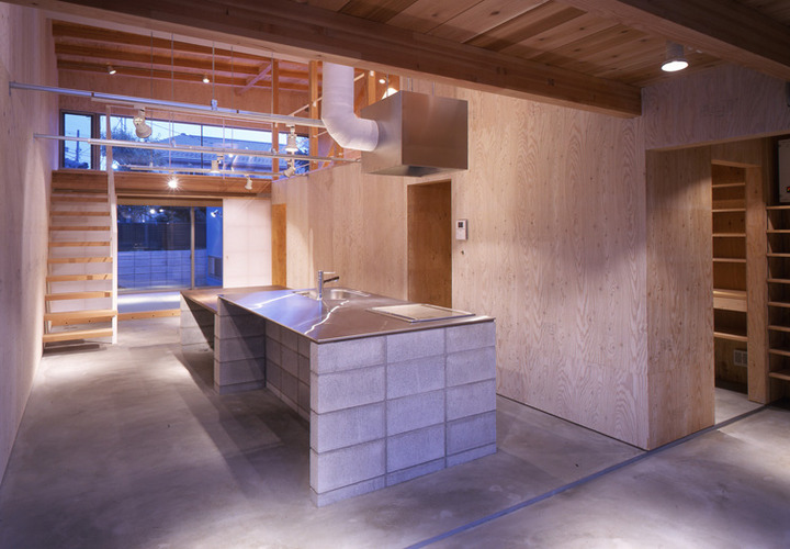 キッチンと平行して収納クローゼット水回りを連続させた動線で家事を効率化