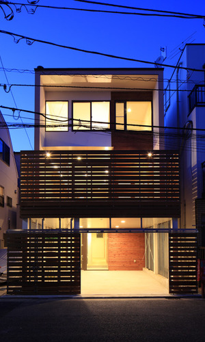 5つの庭を持ち通風採光に配慮した都市の3階建て