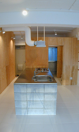 無機質なコンクリートブロックと柔らかな木がお互いの存在感を惹きたてる