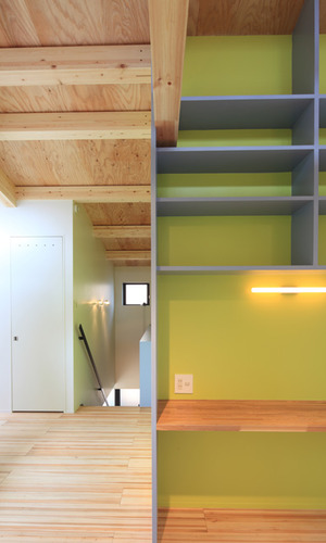 ナチュラルな木目とあざやかなグリーンが心地よい