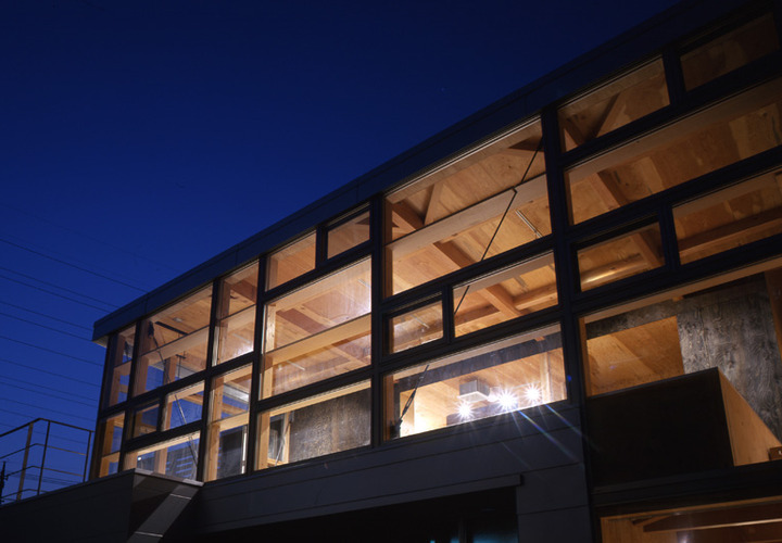 夜にはガラス越しの明かりも美しい