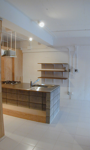 ざっくりとした打ちっぱなしの白い空間にコンクリートブロック木ステンレスの異素材ミックスが心地よい