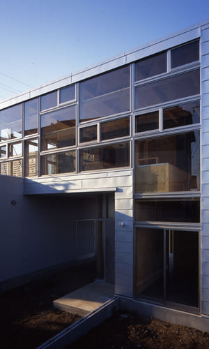 ピロティを挟み程よい距離でスペースを分ける