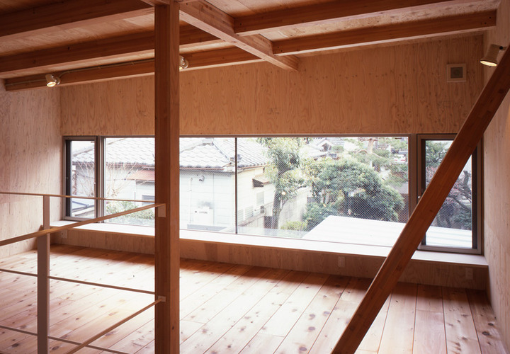 周囲を住宅に囲まれた敷地とは思えない開放的な雰囲気