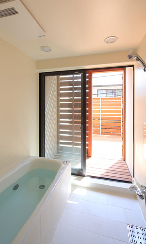 窓を開ければ露天風呂のようなバスコートつきの浴室