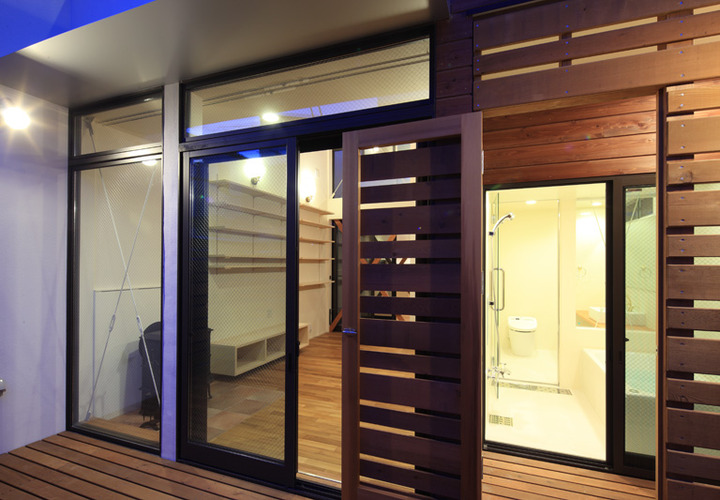 狭い間口でも最大限に窓をとって快適な空間に