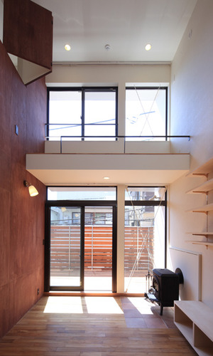 薪ストーブのあるリビングから繋がる大きなテラス