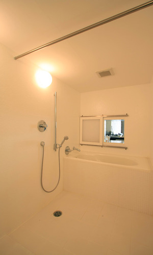 室内窓がユニークなバスルーム