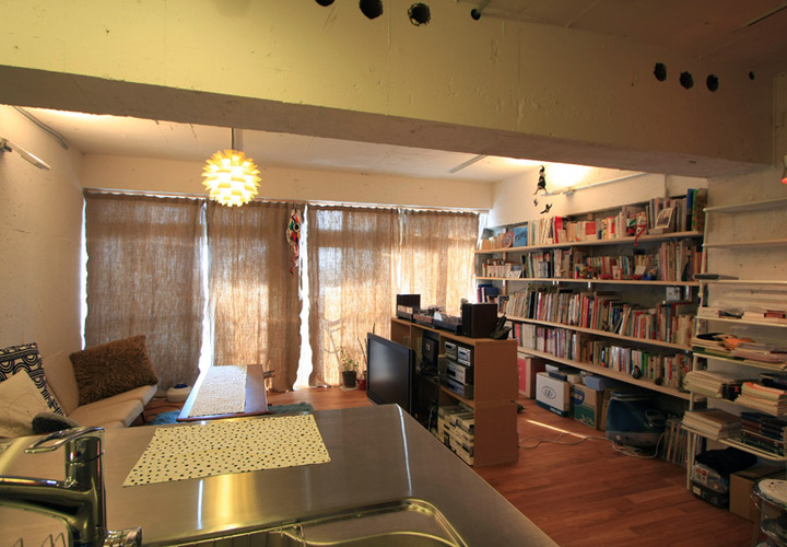 壁一面の収納棚がリビングの主役