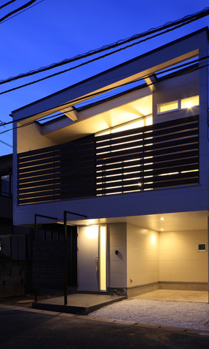 雨の日でも駐車スペースから濡れずに入れる玄関ポーチ